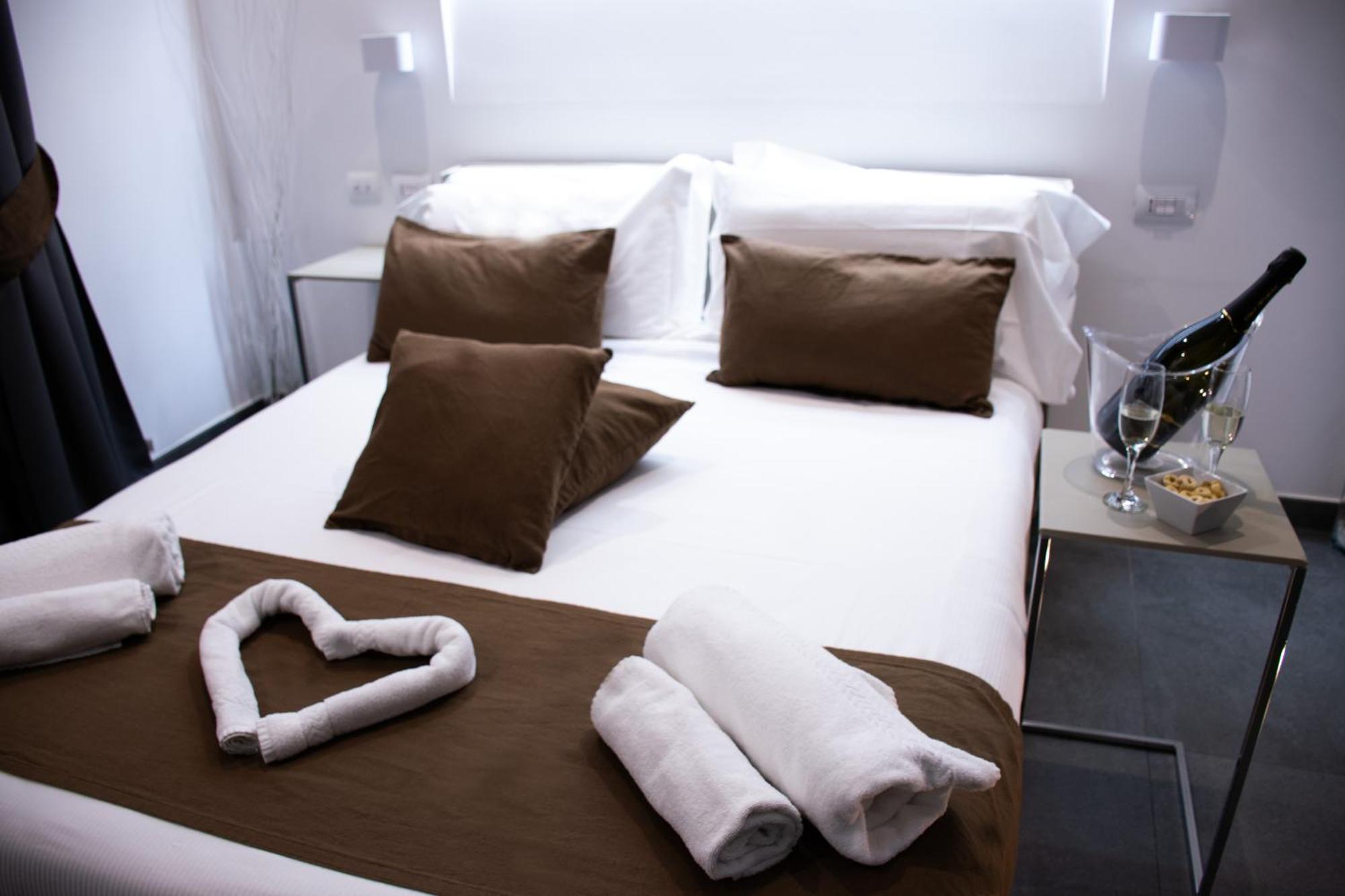 Megaris Luxury Suite Rooms Napoli Bagian luar foto